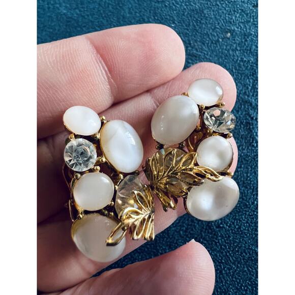 Vintage Pakula Clip-On Earrings Soft Moonglow Cabochons Rhinestones Leaf Gold - Picture 6 of 9